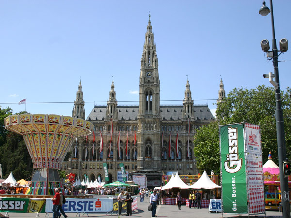 Festa típica austríaca em frente à Prefeitura